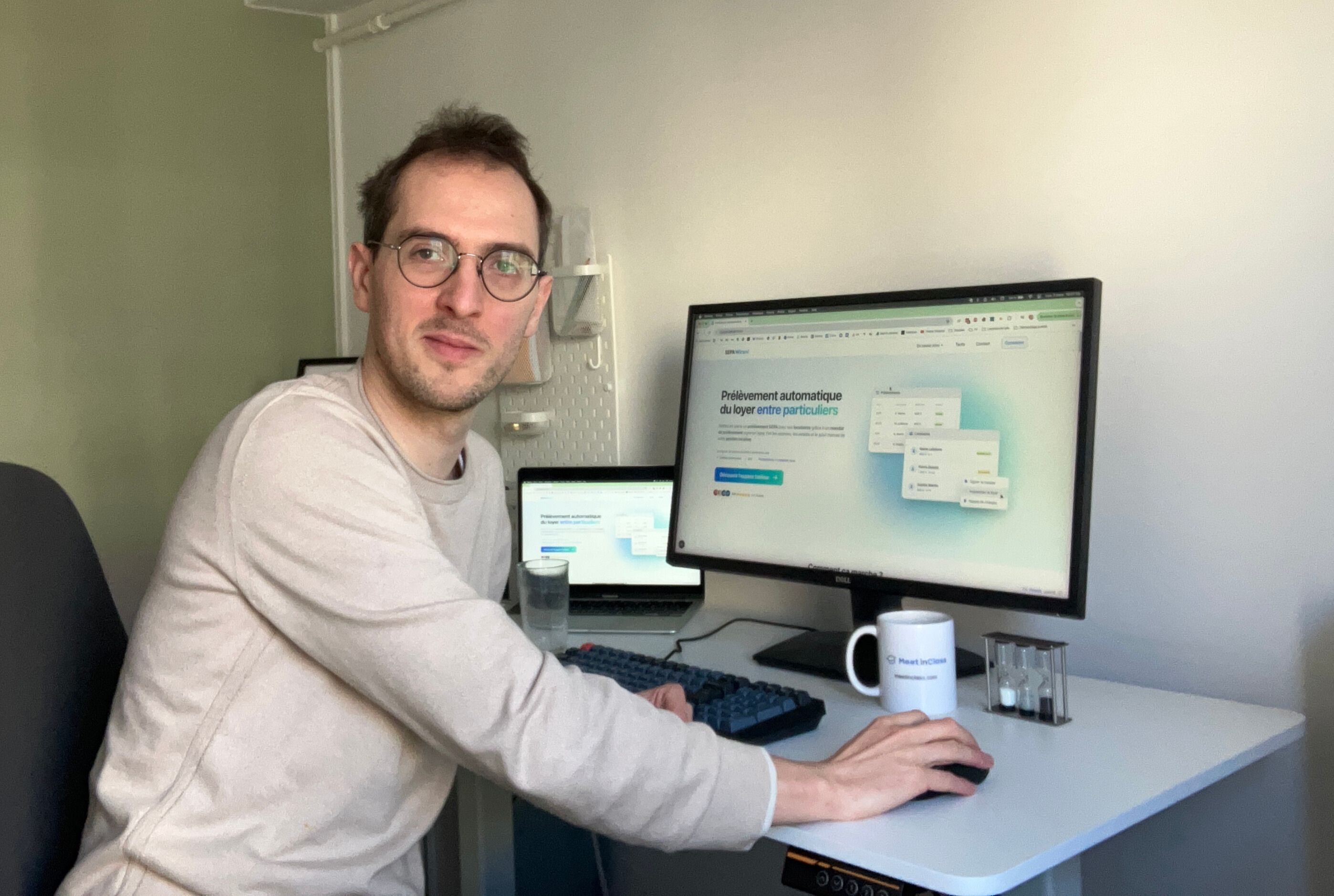 Arnaud au travail dans son bureau